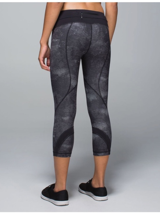 lululemon athletica Pants - Lululemon Run: Inspire Crop II *All Full-On Luxtreme - Snake Print